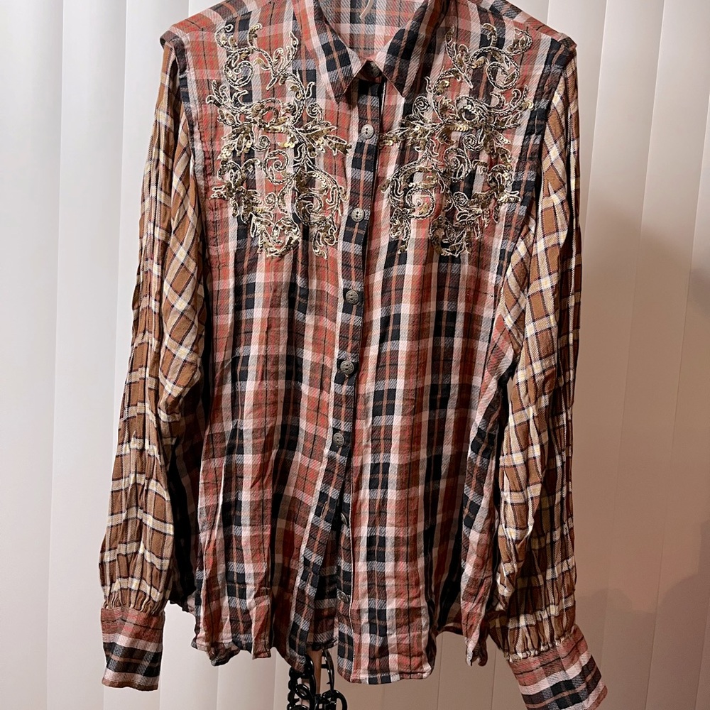 Free People shirt with beautifull detalles on chest with sequence ..